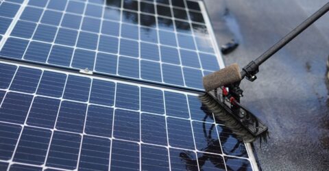 Când merită să speli panourile solare și cum îndepărtezi murdăria fără să deteriorezi sticla sau stratul antireflex