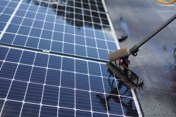 Când merită să speli panourile solare și cum îndepărtezi murdăria fără să deteriorezi sticla sau stratul antireflex