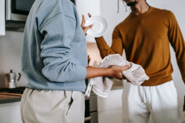 Cum cureți prosoapele de bucătărie de grăsime și miros și când poți alege spălarea la 60°C
