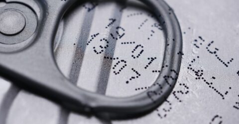 Cum citești data de pe alimente ca să nu confunzi termenul de calitate cu limita pentru un consum sigur