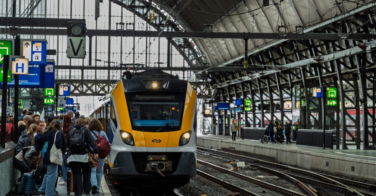 Cum obții un permis gratuit de transport prin Europa dacă împlinești 18 ani în 2026. Înscrieri până pe 15 octombrie