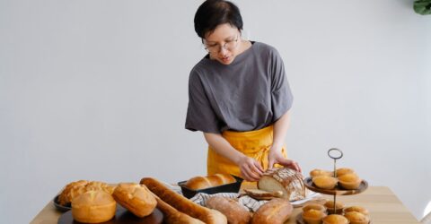 Cum citești eticheta pâinii și ce ar însemna la raft limitarea denumirii la o rețetă cu patru ingrediente