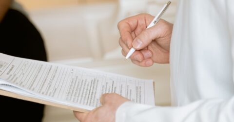 Cum te pregătești pentru operația la sân și ce investigații poate include evaluarea înainte de intervenție