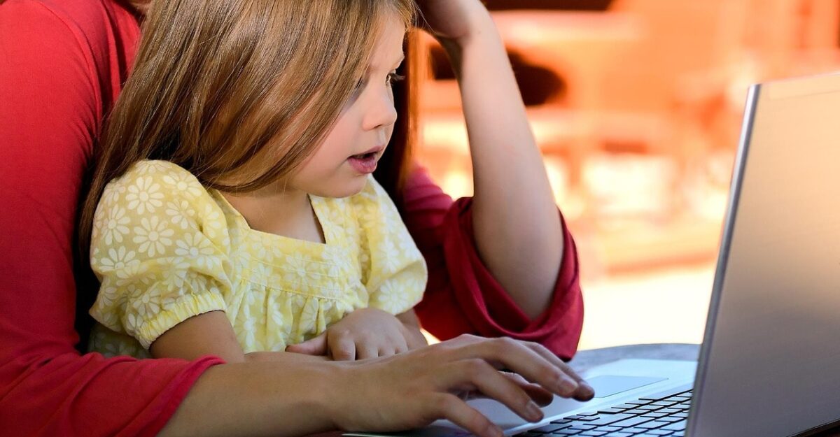 Copiii români de 10 ani raportează cel mai des experiențe care îi supără online