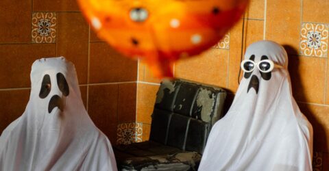 Farsa cu fantome de Halloween poate speria copiii. Părinții pot cere ștergerea filmării