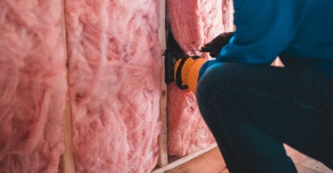 Cum obții până la 15.000 de lei pentru bateria panourilor fotovoltaice și ce plătești din banii tăi