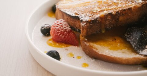 Pune 2 linguri de făină de griș în French toast. Obții crustă crocantă și centru cremos