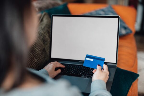 Ce verifici la garanția de minimum 2 ani înainte să plătești și cum ceri repararea