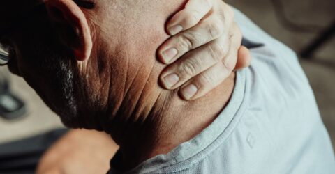 Cum îți îngrijești gâtul înțepenit în primele 48 de ore și când ai nevoie de evaluare medicală de urgență