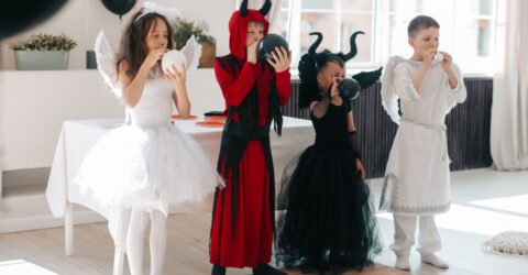 Cum organizezi Halloween acasă pentru copii, cu 20 de idei de jocuri și un buget orientativ pentru petrecere