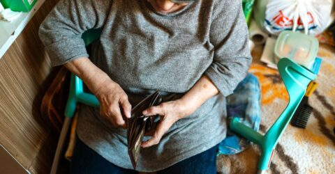 Când ești obligată să îți întreții părinții la bătrânețe și cum se stabilește contribuția ta financiară