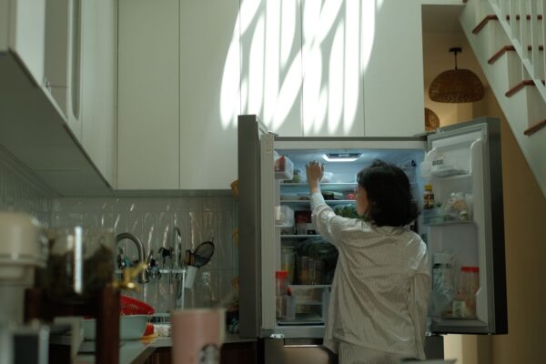 Mâncatul seara târziu se asociază cu un risc de boli ale ficatului cu până la 30% mai mare