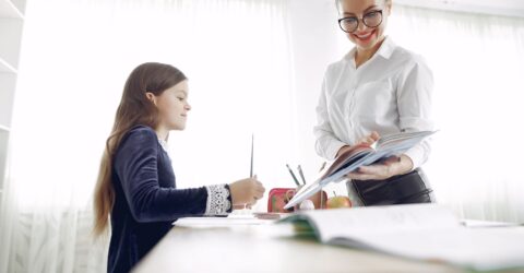 Meditațiile plătite cu profesorul copilului sunt interzise dacă îi predă în acel an școlar. Ce poți face