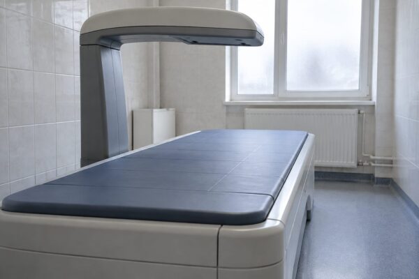 Osteoporoza provoacă zilnic 282 de fracturi în România. Cine poate face gratuit testul pentru oase