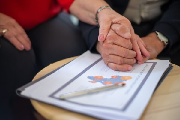 Cum te pregătești să îți ajuți părinții în vârstă, de la discuțiile despre îngrijire la actele importante