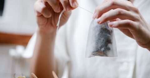 Pliculețele de ceai din plastic testate au eliberat până la 2.498 de particule de microplastic pe ceașcă