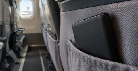 Cum iei un power bank în avion fără să încalci regulile pentru bagaj, pragul de 100 Wh și folosirea la bord