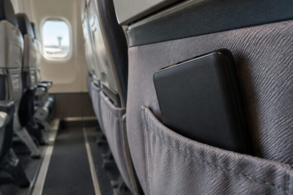 Cum iei un power bank în avion fără să încalci regulile pentru bagaj, pragul de 100 Wh și folosirea la bord
