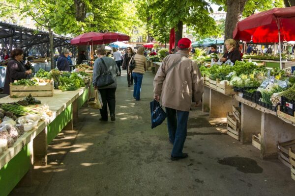 Cum citești prețurile alimentelor pentru cumpărături, când ouăle se scumpesc cu 10,84%, iar făina se ieftinește
