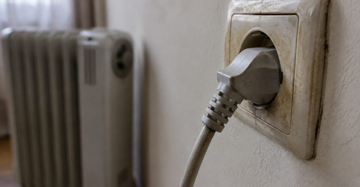 Ce verifici acasă înainte să pleci și care sunt cele 7 semne că instalația electrică are nevoie de control