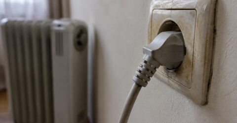 Ce verifici acasă înainte să pleci și care sunt cele 7 semne că instalația electrică are nevoie de control