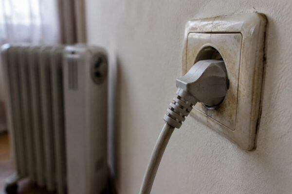 Ce verifici acasă înainte să pleci și care sunt cele 7 semne că instalația electrică are nevoie de control