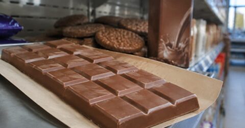 Cum alegi produsele cu cacao după etichetă și ce înseamnă pragul de zahăr pentru TVA de 21%