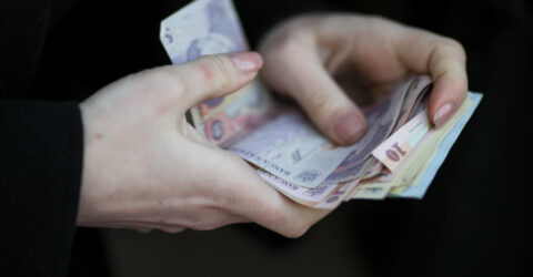 Primești 1.194 de lei lunar pentru un copil în plasament. Când se acordă majorarea și sprijinul separat