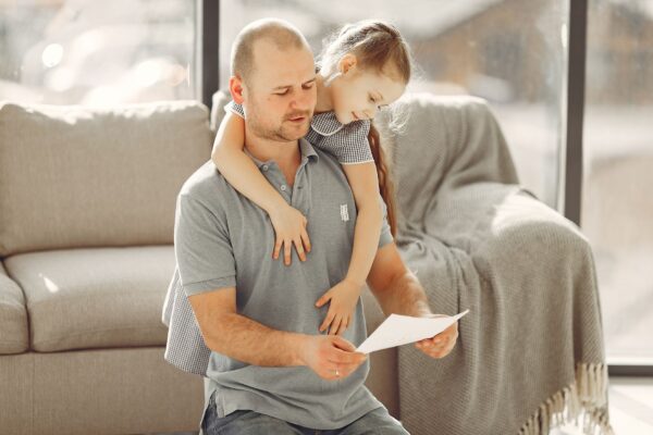 Cum ceri recalcularea indemnizației de creștere a copilului și când poți încasa bani pentru lunile trecute
