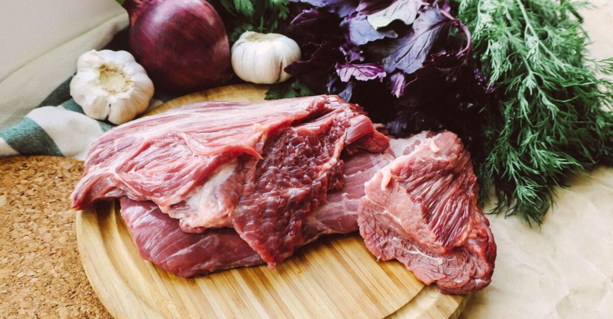Când poți recongela carnea crudă și când ai nevoie să o gătești înainte de a o pune înapoi în congelator