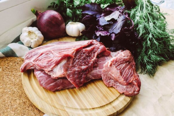 Când poți recongela carnea crudă și când ai nevoie să o gătești înainte de a o pune înapoi în congelator