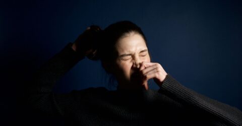 De ce strănuți la soare și când simptomele asociate cer un consult medical