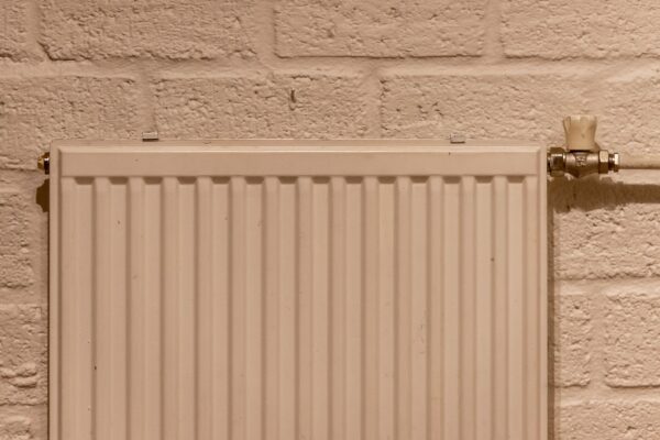 Robinetul închis la subsol poate lăsa apartamentele fără căldură, iar asociația trebuie să verifice instalația blocului