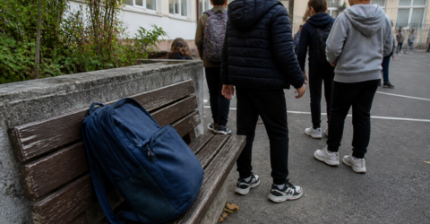 Școala trebuie să înregistreze cazurile de violență și să urmărească dacă agresiunile se opresc. Ce poate cere părintele