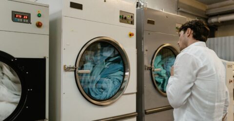 Spălarea rapidă curăță mai puțin decât ciclul normal. Când o alegi și cât detergent pui pentru câteva haine
