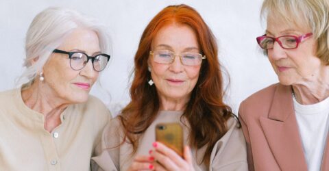 Cum alegi un telefon pentru un senior și ce verifici ca textele și serviciile să fie ușor de folosit