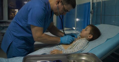 Tot mai mulți copii ajung la Urgențe în Capitală cu simptome respiratorii sau digestive