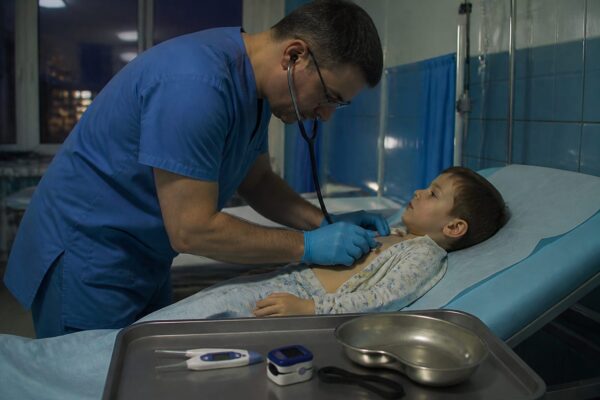 Tot mai mulți copii ajung la Urgențe în Capitală cu simptome respiratorii sau digestive